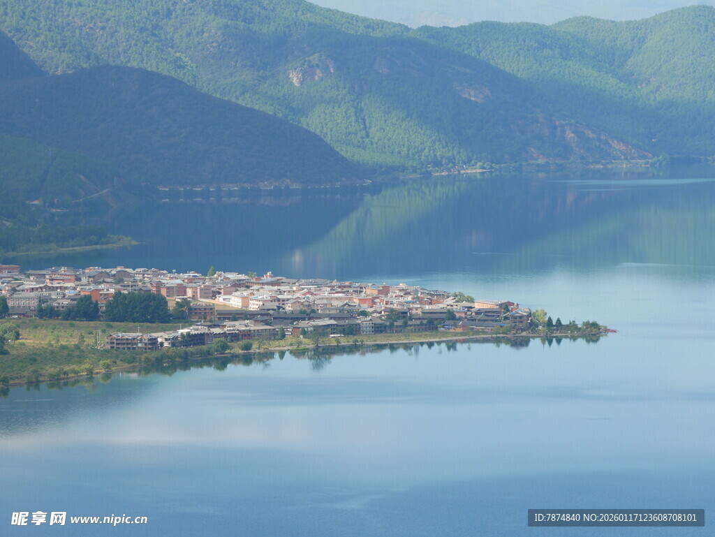 湖畔小镇美景