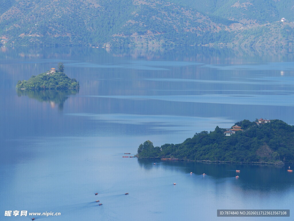 湖中小岛美景如画