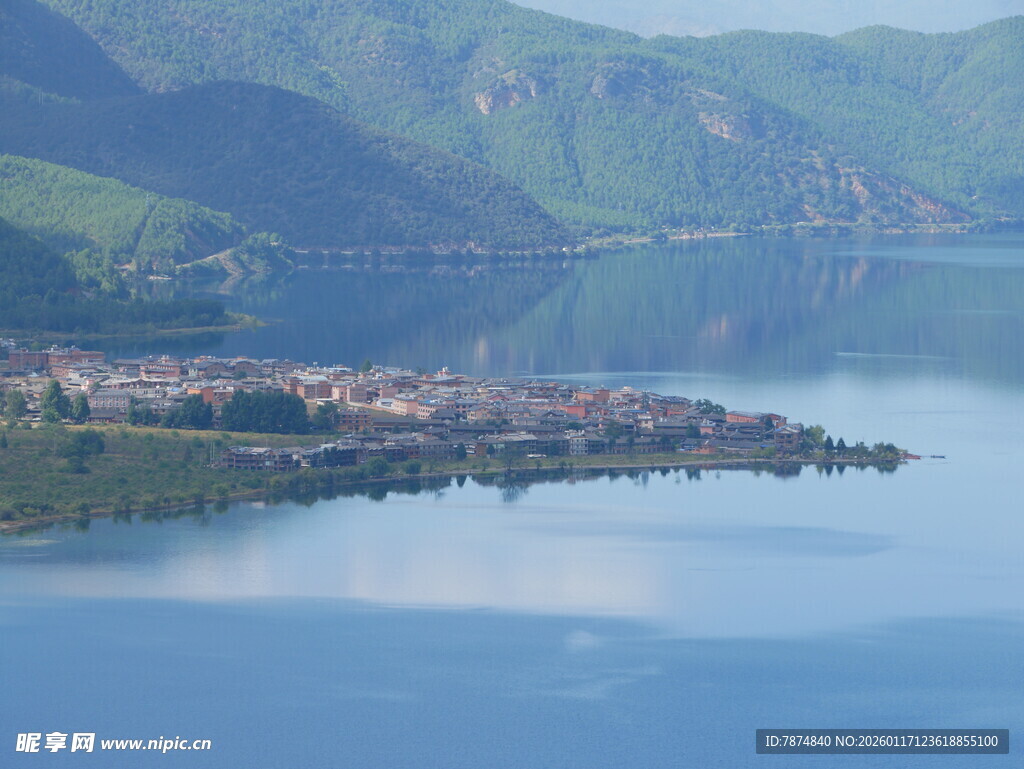 湖畔小镇美景