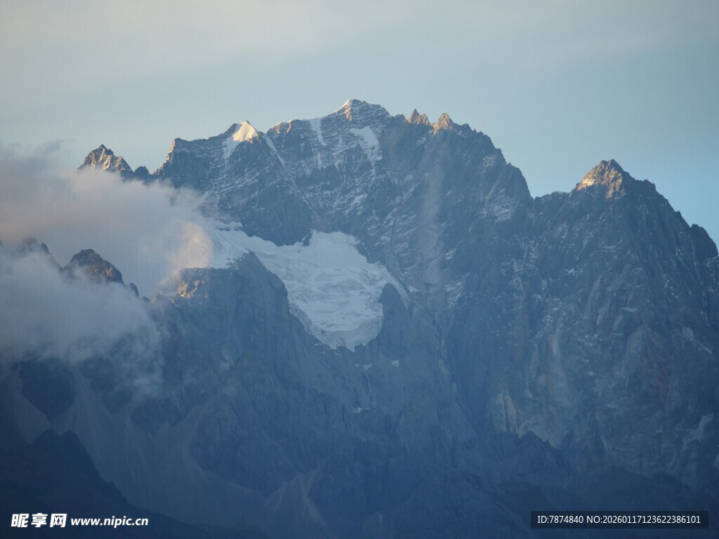巍峨雪山壮丽景致