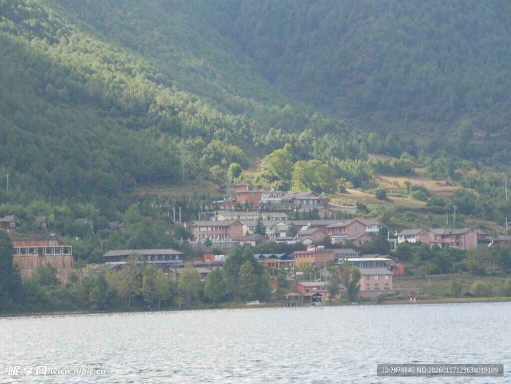湖畔山村美景