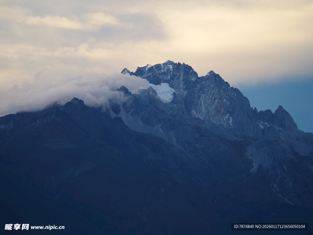 云雾缭绕的巍峨山峰