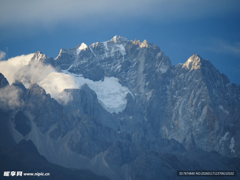 巍峨雪山壮丽景致