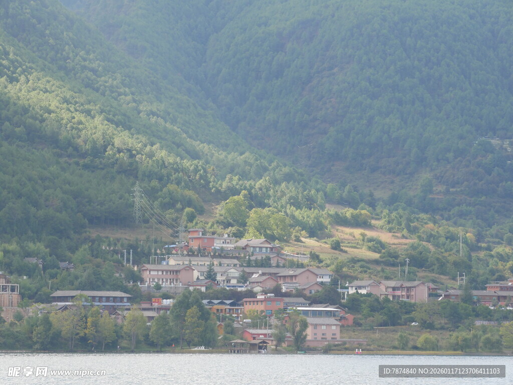 湖畔山村美景