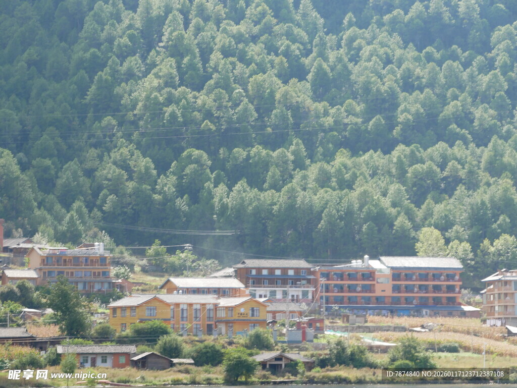 山间村落 静谧的藏式建筑群