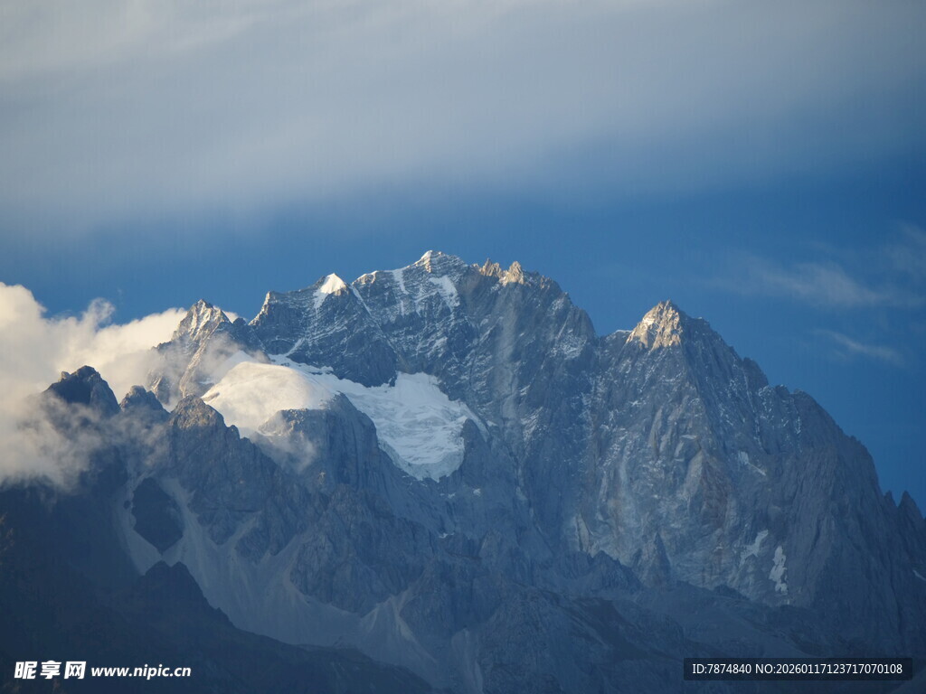 巍峨雪山壮丽景致