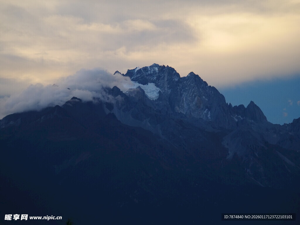 云雾缭绕的巍峨山峰