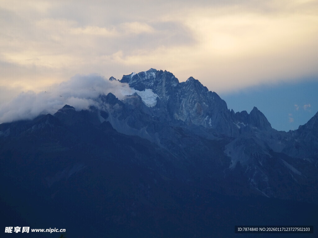 云雾缭绕的壮丽山峰