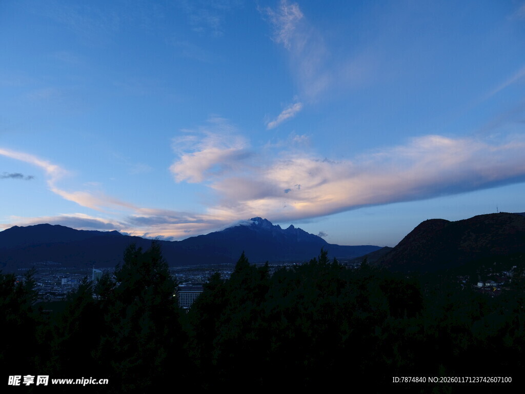 山间暮色美景