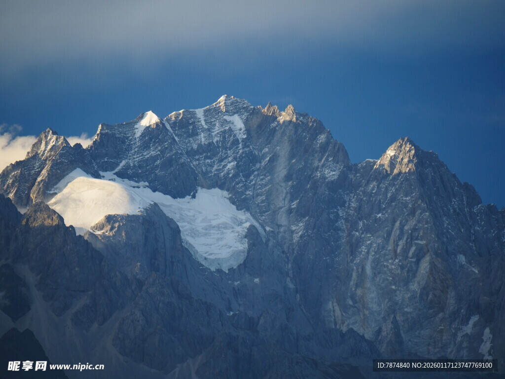 巍峨雪山壮丽景致