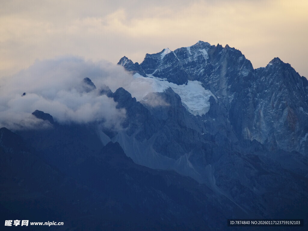 云雾缭绕的巍峨高山