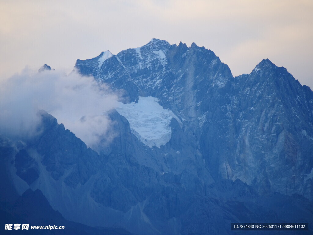 巍峨雪山云雾缭绕