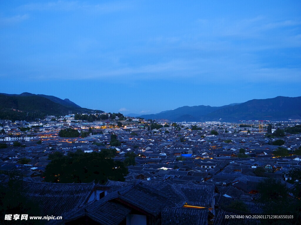 黄昏下的宁静城镇景观