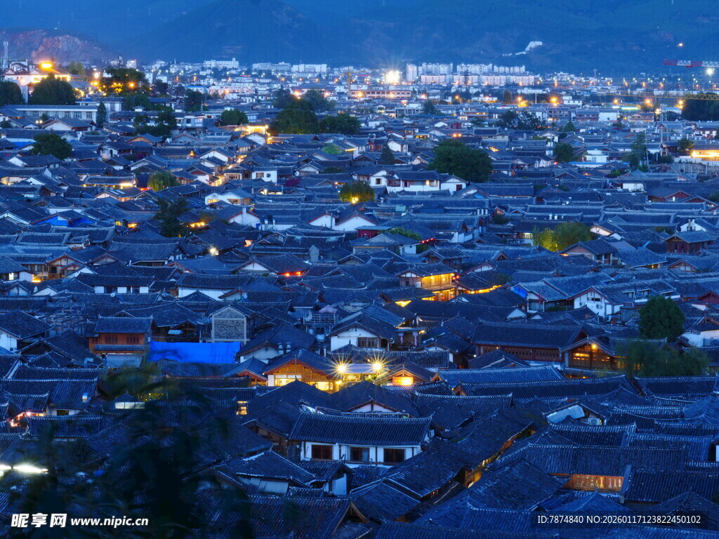 古城夜景 灯火璀璨的民居