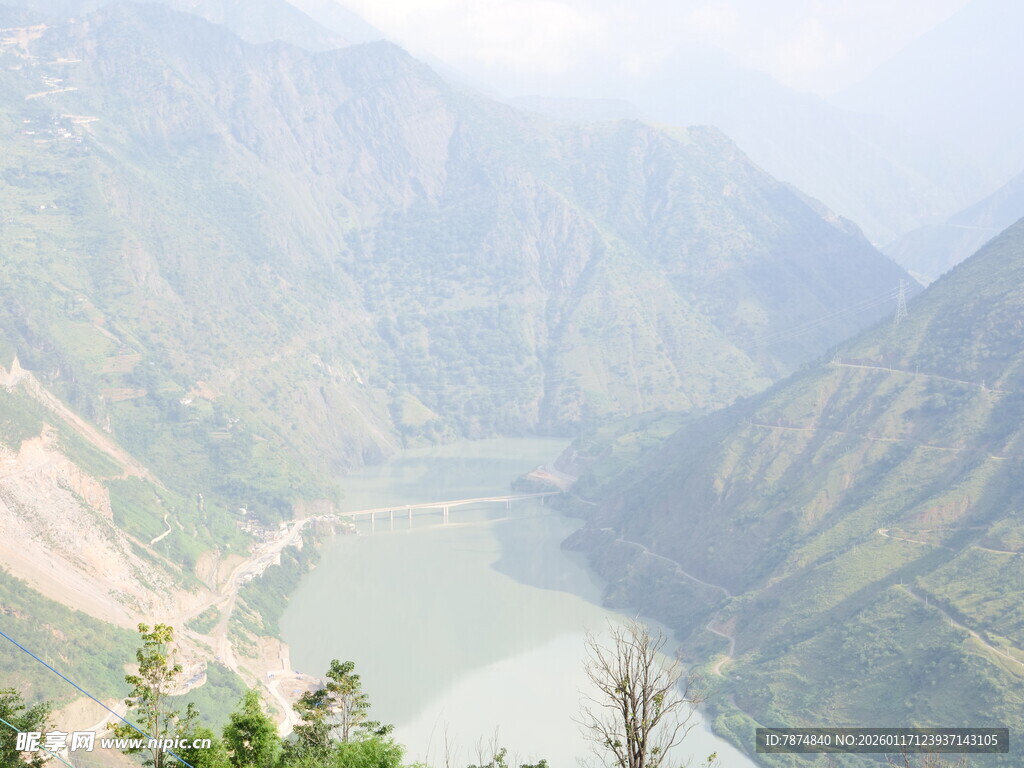 壮丽山河间的河流景观