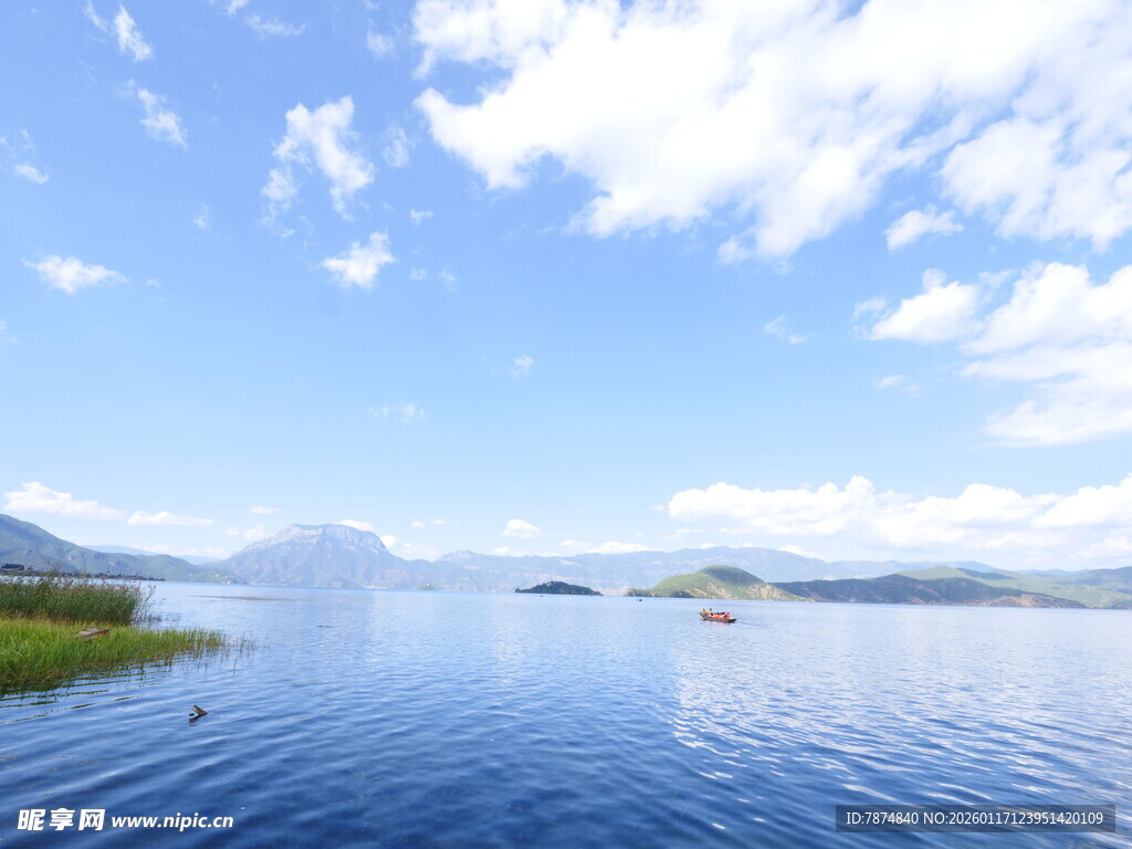 宁静湖景 蓝天白云相衬