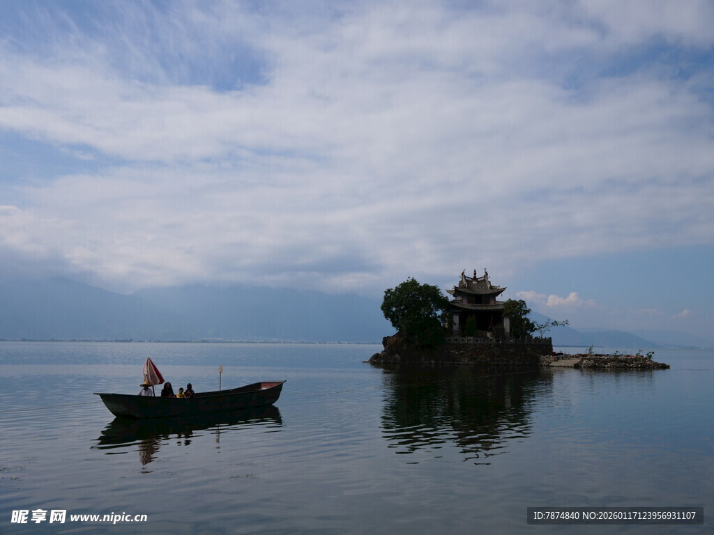 湖上扁舟与湖心岛