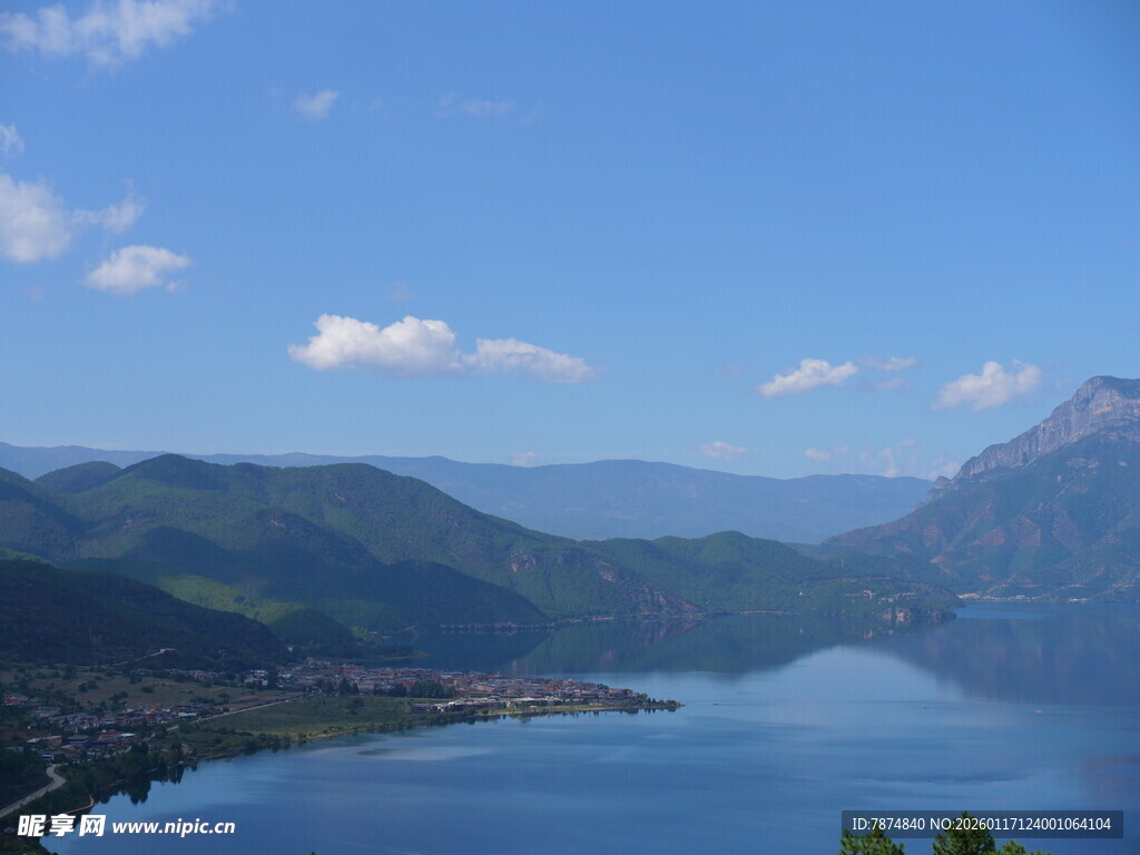美丽湖景与远山风光