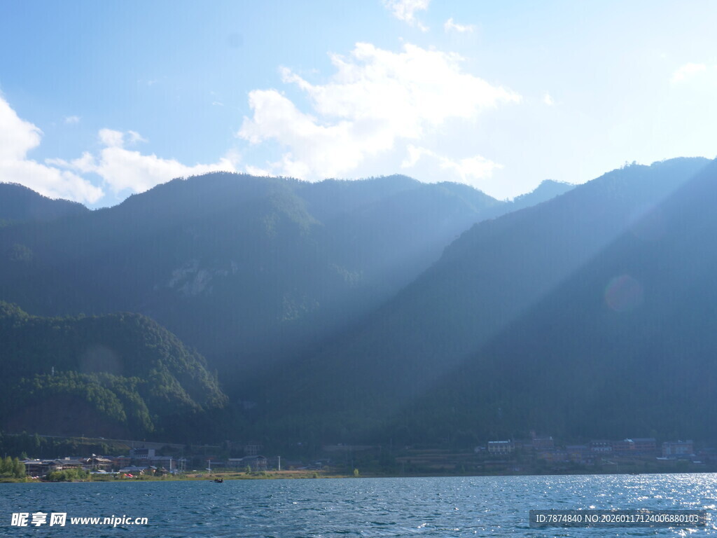 湖光山色间的壮丽山水景