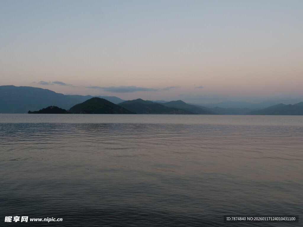 黄昏下宁静的山水湖面