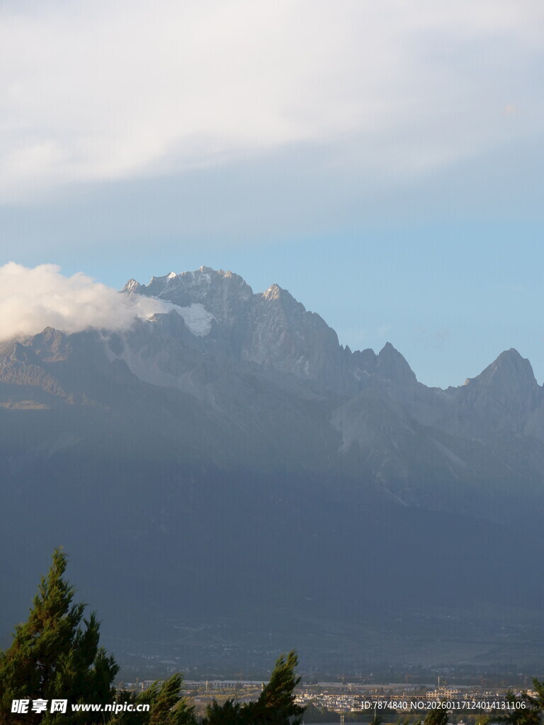 巍峨山峦伴云景