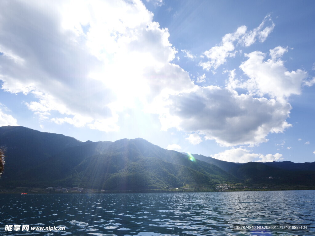 阳光照耀下的湖光山色