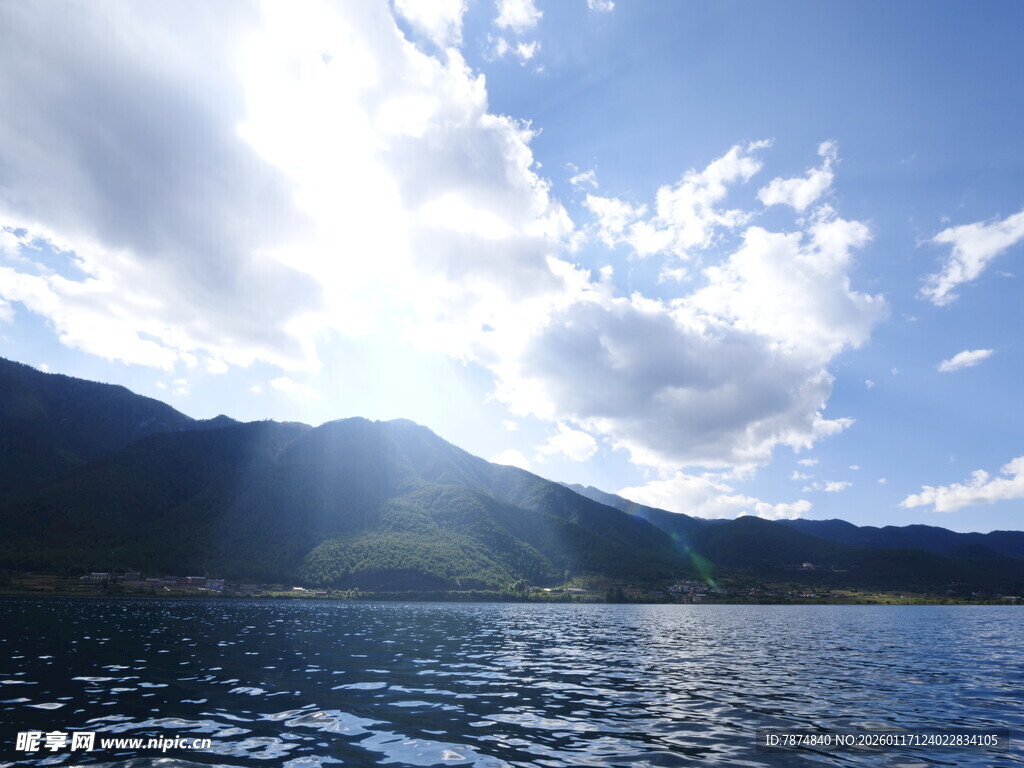 蓝天碧水间的山景风光