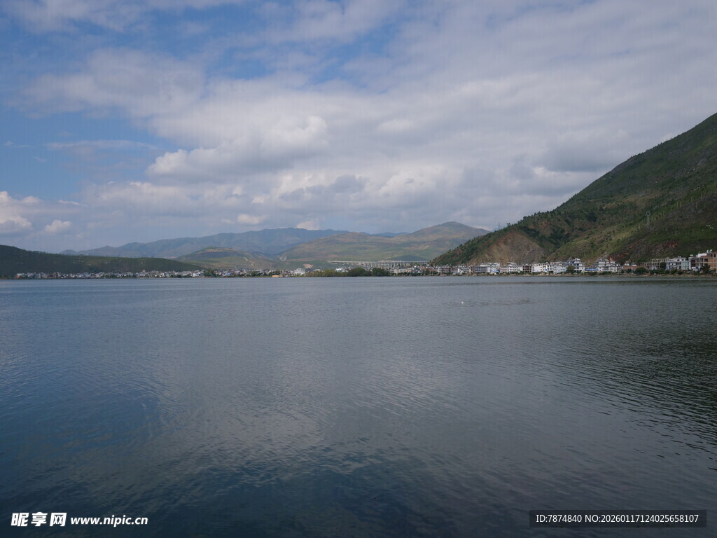 宁静湖景与远山相映