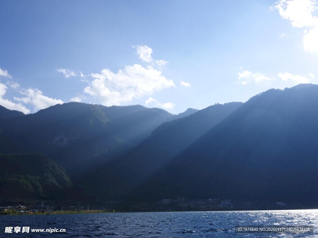 湖光山色间的阳光美景