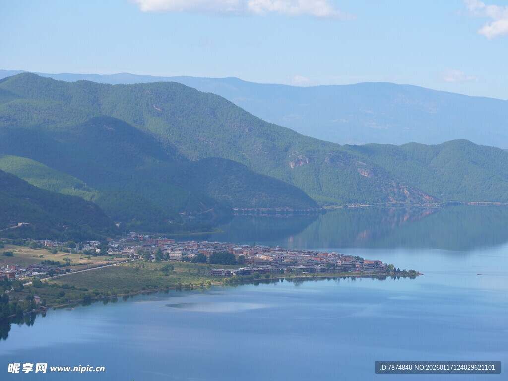 湖畔青山美景