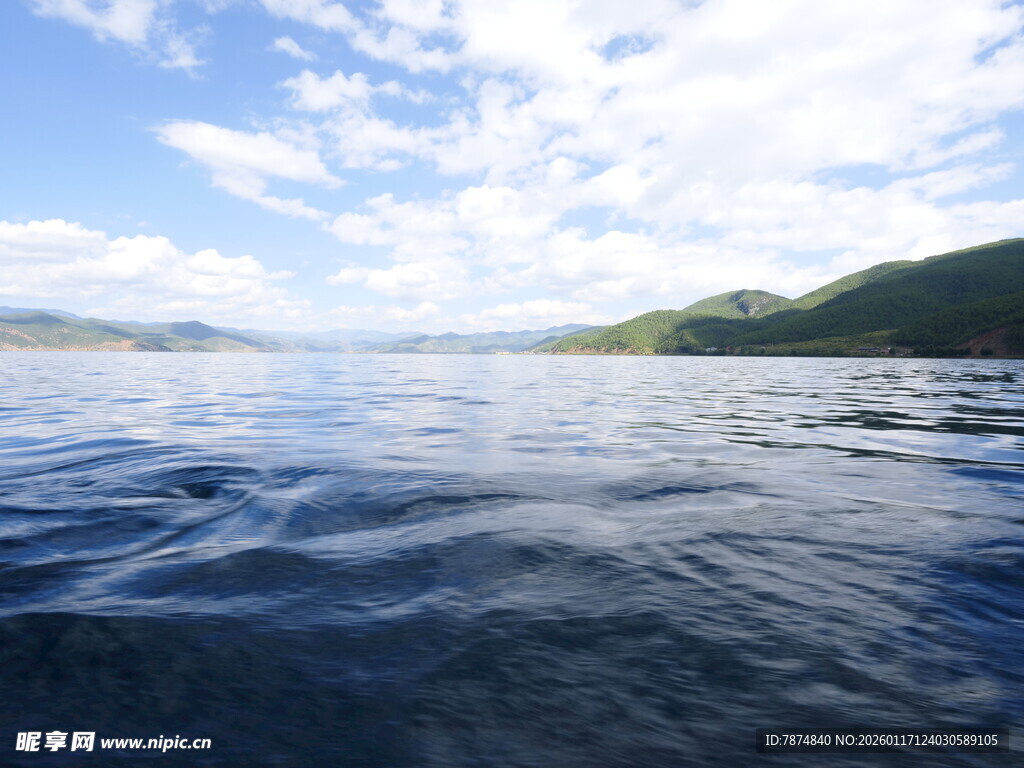 宁静湖面与远处山峦景色