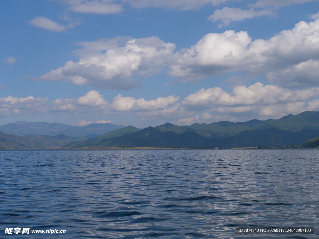 广阔湖面与远处山峦美景