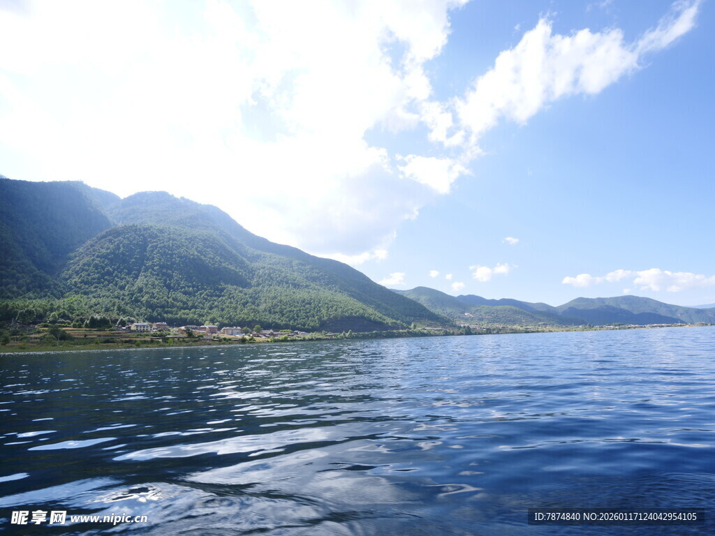 湖畔青山美景如画
