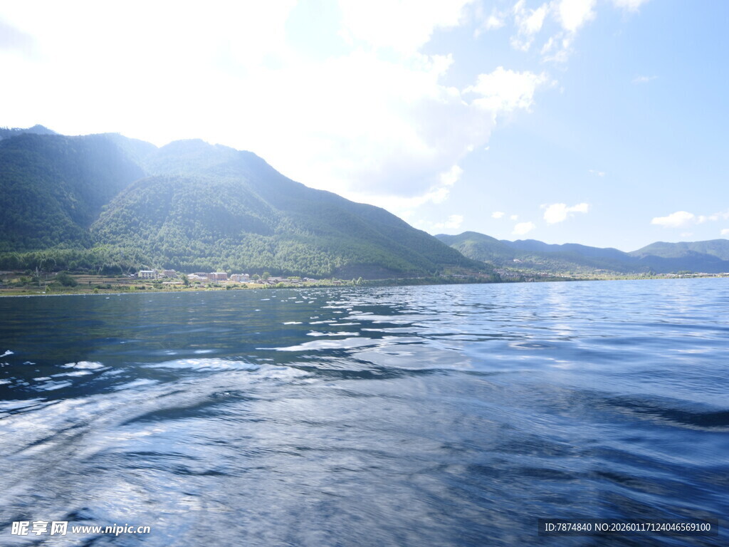 湖光山色间的宁静水面