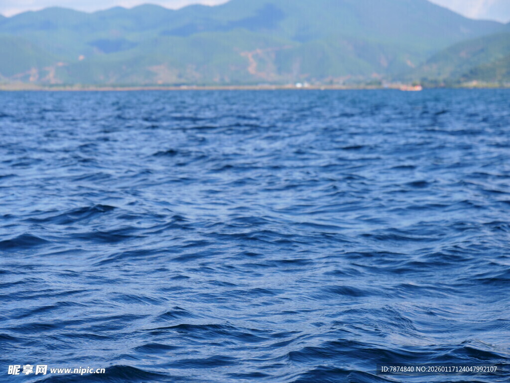 蓝色海面与远处山峦