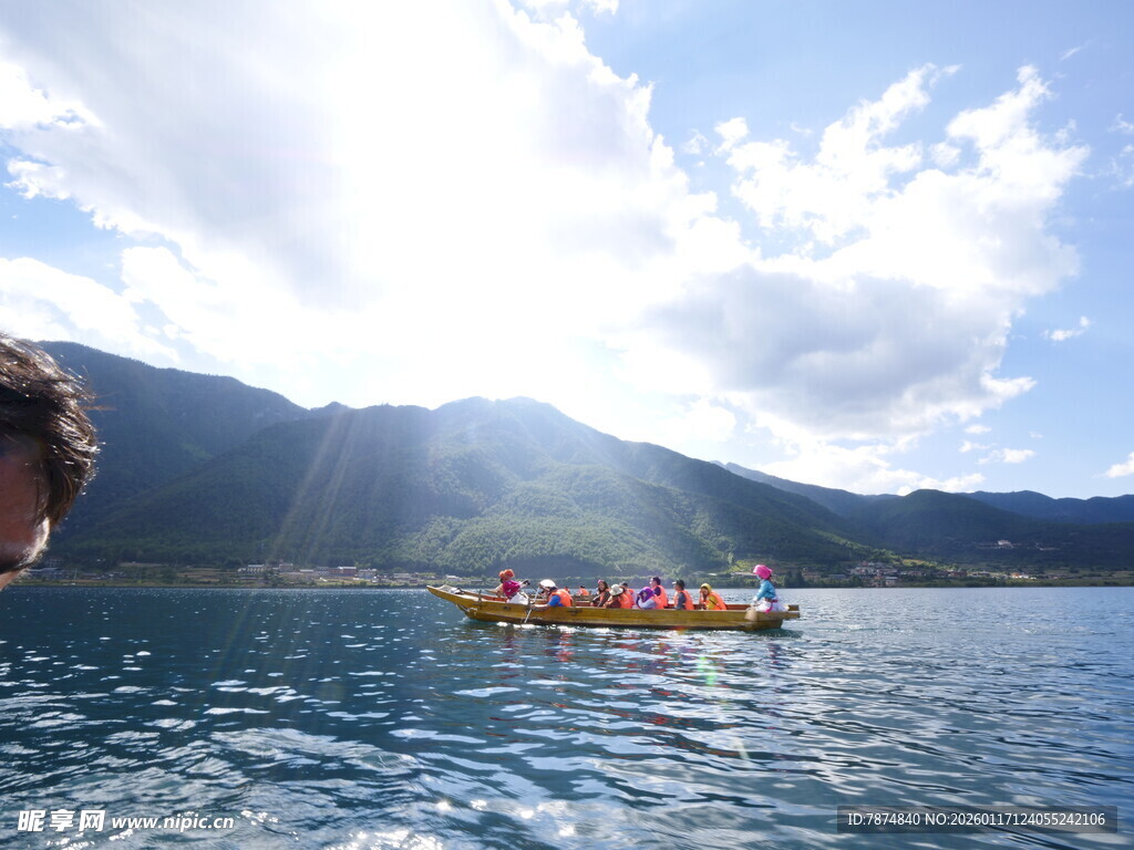 湖上龙舟竞渡 山景壮美