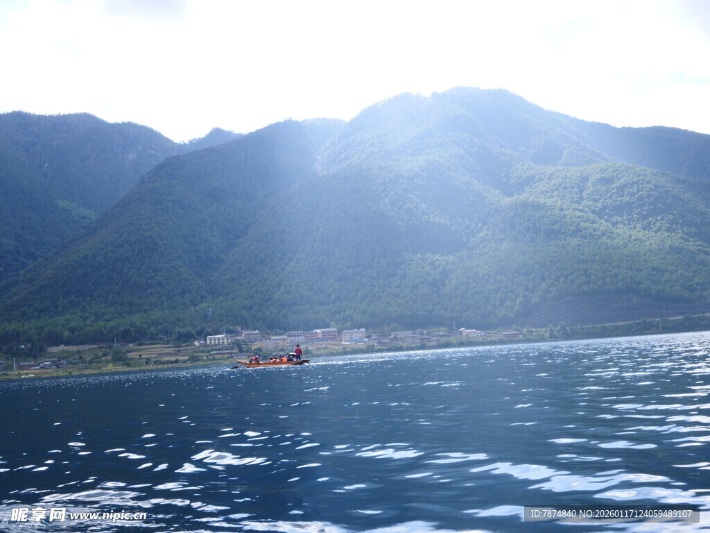 湖光山色中的船只美景