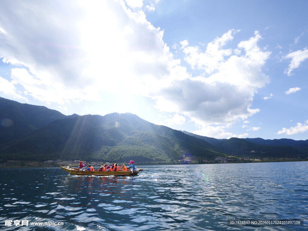 湖面上的多彩皮划艇之旅