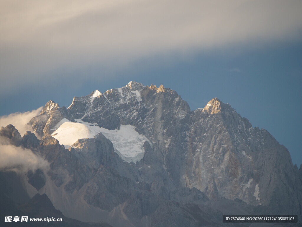 巍峨雪山壮丽景致