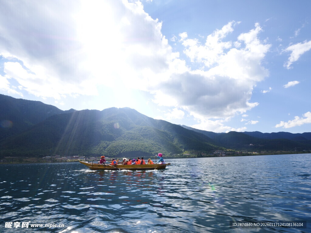 湖上泛舟赏山水美景