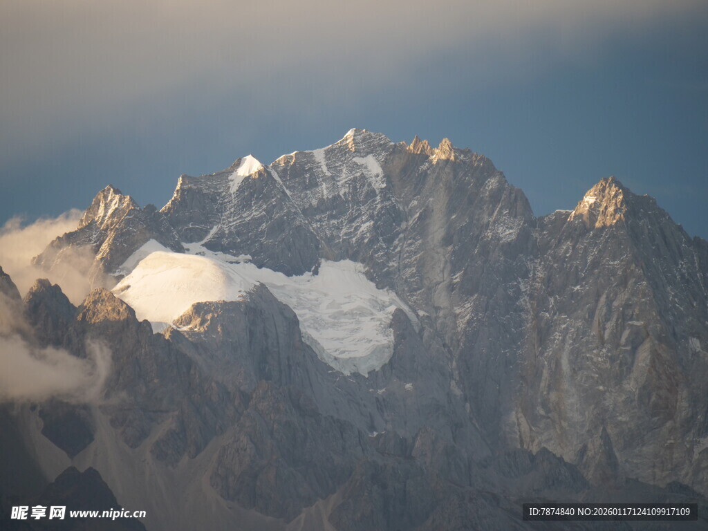 巍峨雪山壮丽景致