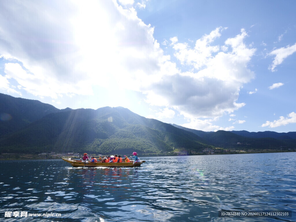 湖上泛舟赏山水美景