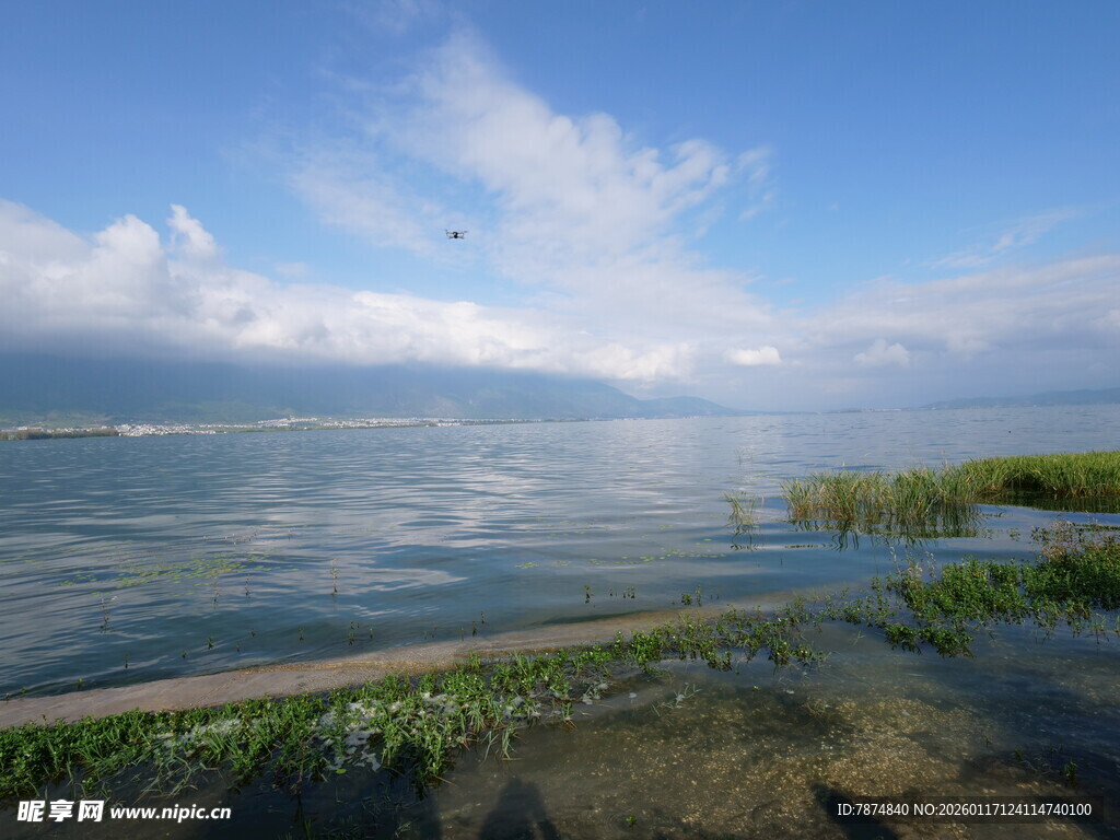 湖畔风光 宁静湖水与蓝天