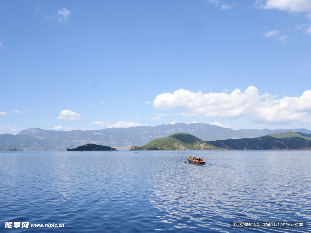 湖光山色中的孤舟美景