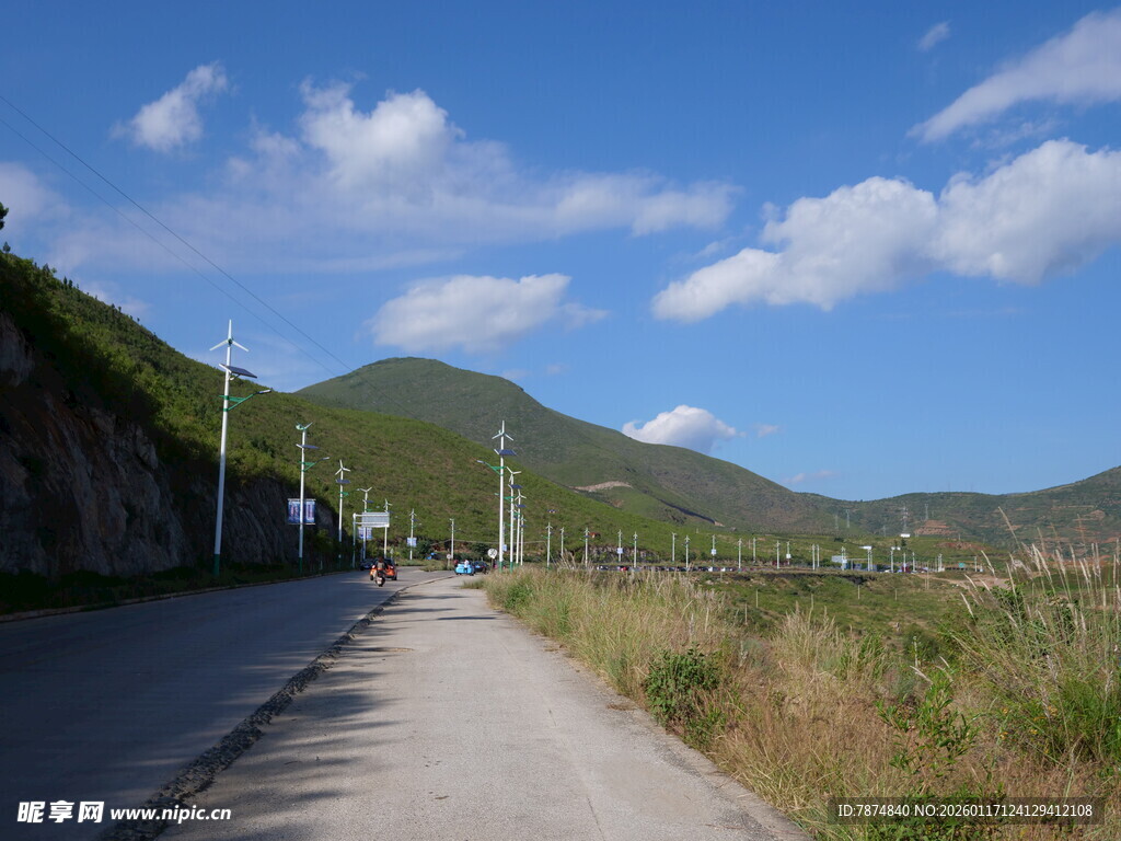 乡村公路旁的秀丽风光