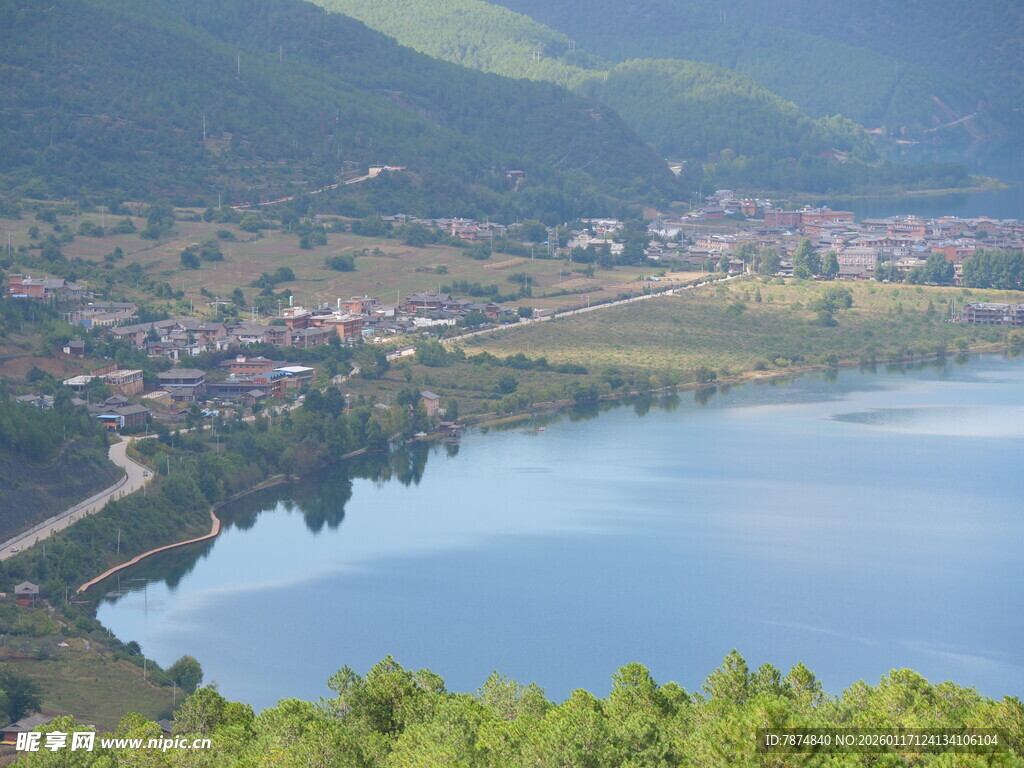 湖畔山村美景