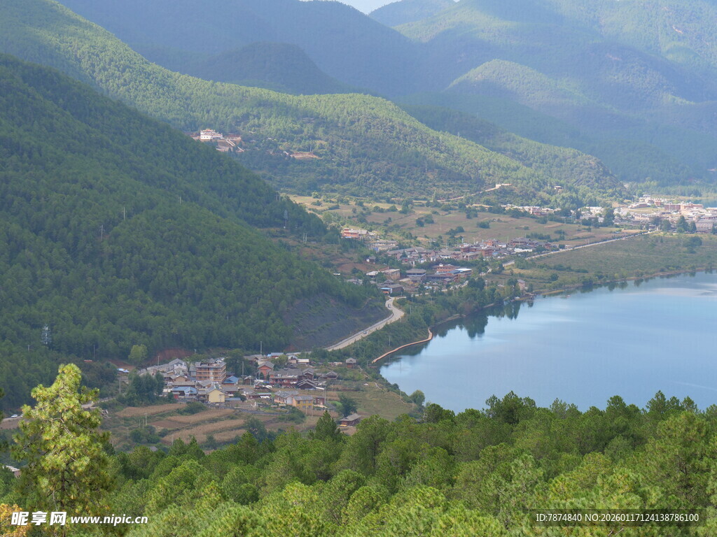 山间湖畔村落美景