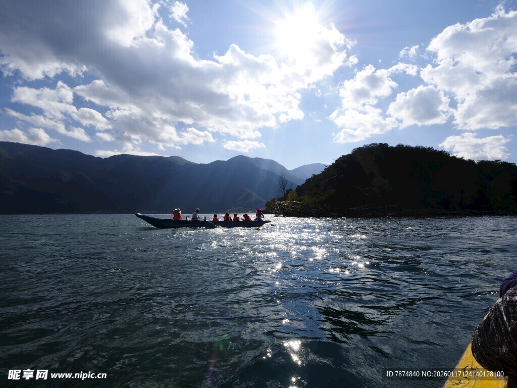 泛舟碧波赏湖光山色
