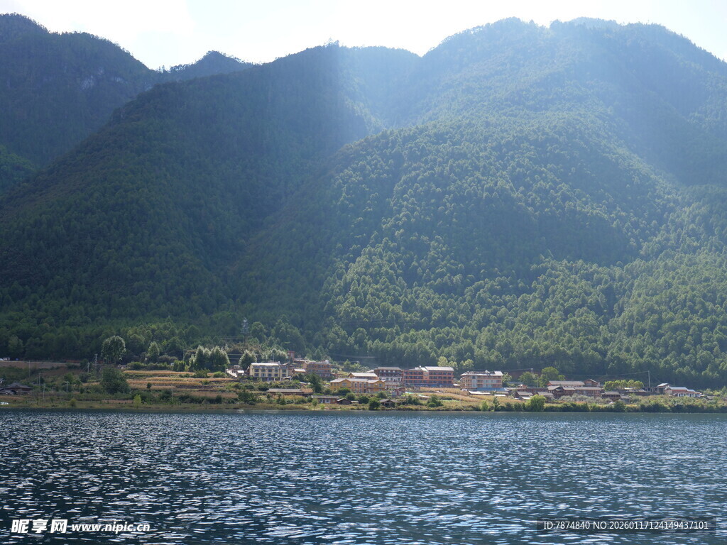湖畔青山美景