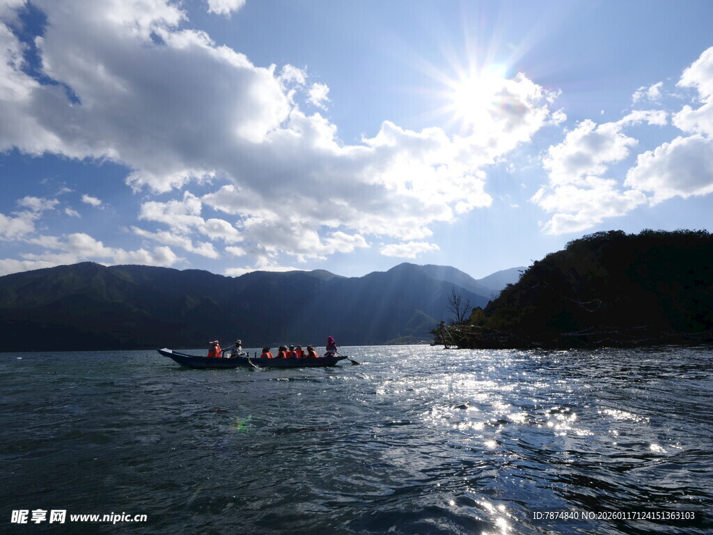 湖光山色中的游船之旅